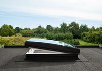 Cupula de cristal curvo de VELUX abierta Cupula de cristal curvo de VELUX abierta