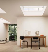 Teletrabajo bajo una ventana de techo de VELUX
