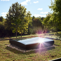 Ventana para cubierta plana VELUX de vidrio curvo para drenaje de agua - LasMejoresVentanasdeTejado