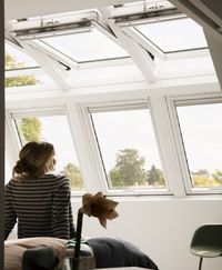 Ventana VELUX Integra Solar pintada en blanco